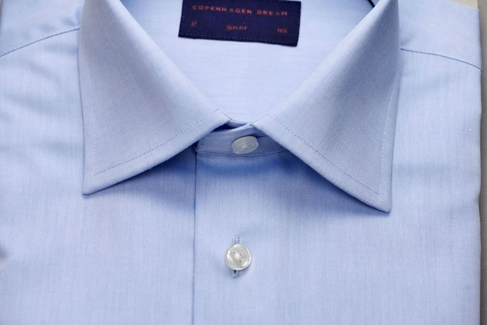 Den lyseblå skjorte, Slim fit