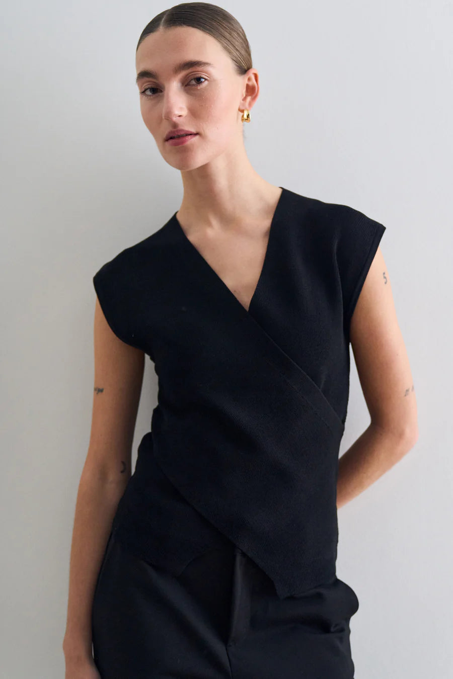 VIGGA CROSS-OVER KNIT TOP, BLACK