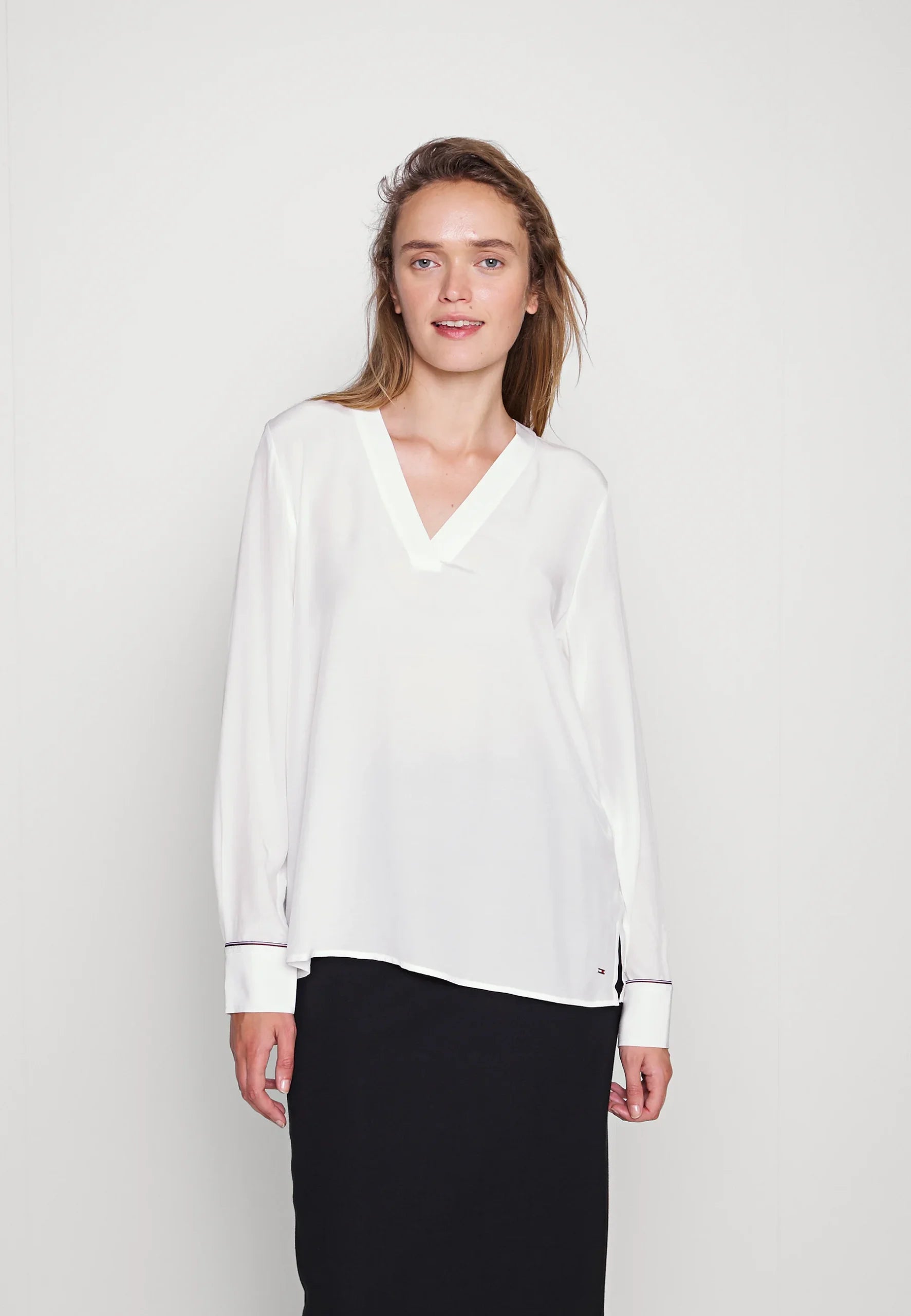 Vis solid v-neck blouse, ecru