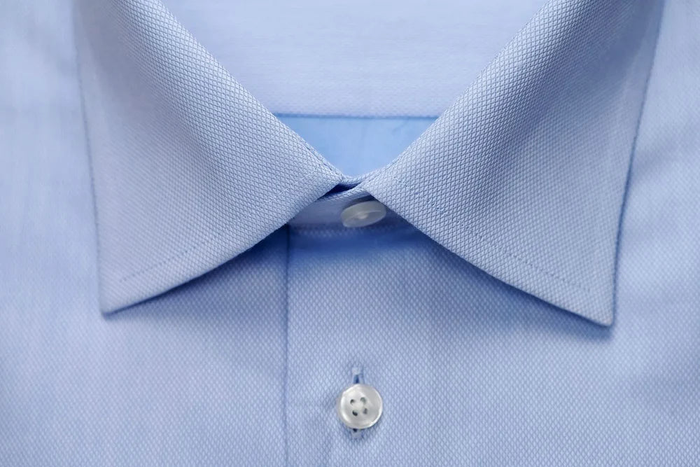 DEN LYSEBLÅ SKJORTE M/STRUKTUR, LYSEBLÅ