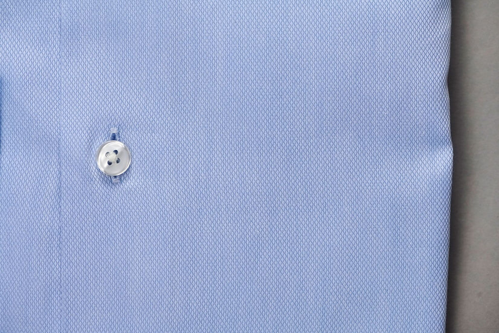 DEN LYSEBLÅ SKJORTE M/STRUKTUR, LYSEBLÅ