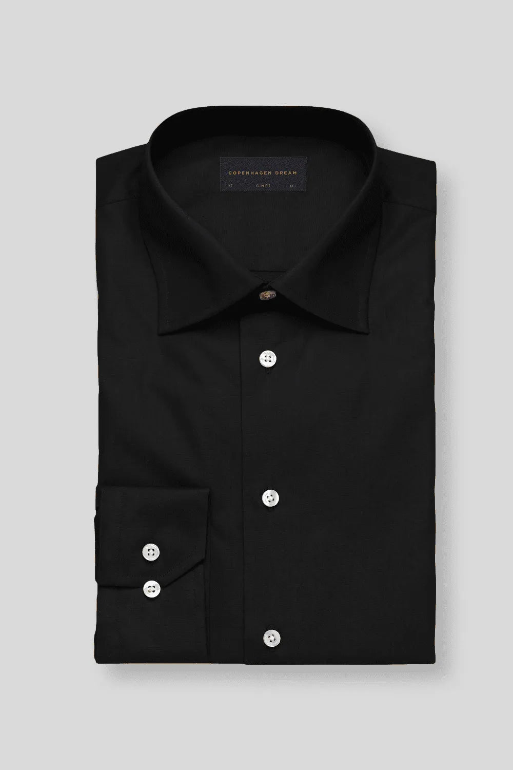 Den sorte skjorte, (hvide knapper) Slim fit