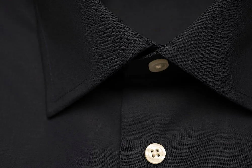 Den sorte skjorte, (hvide knapper) Slim fit