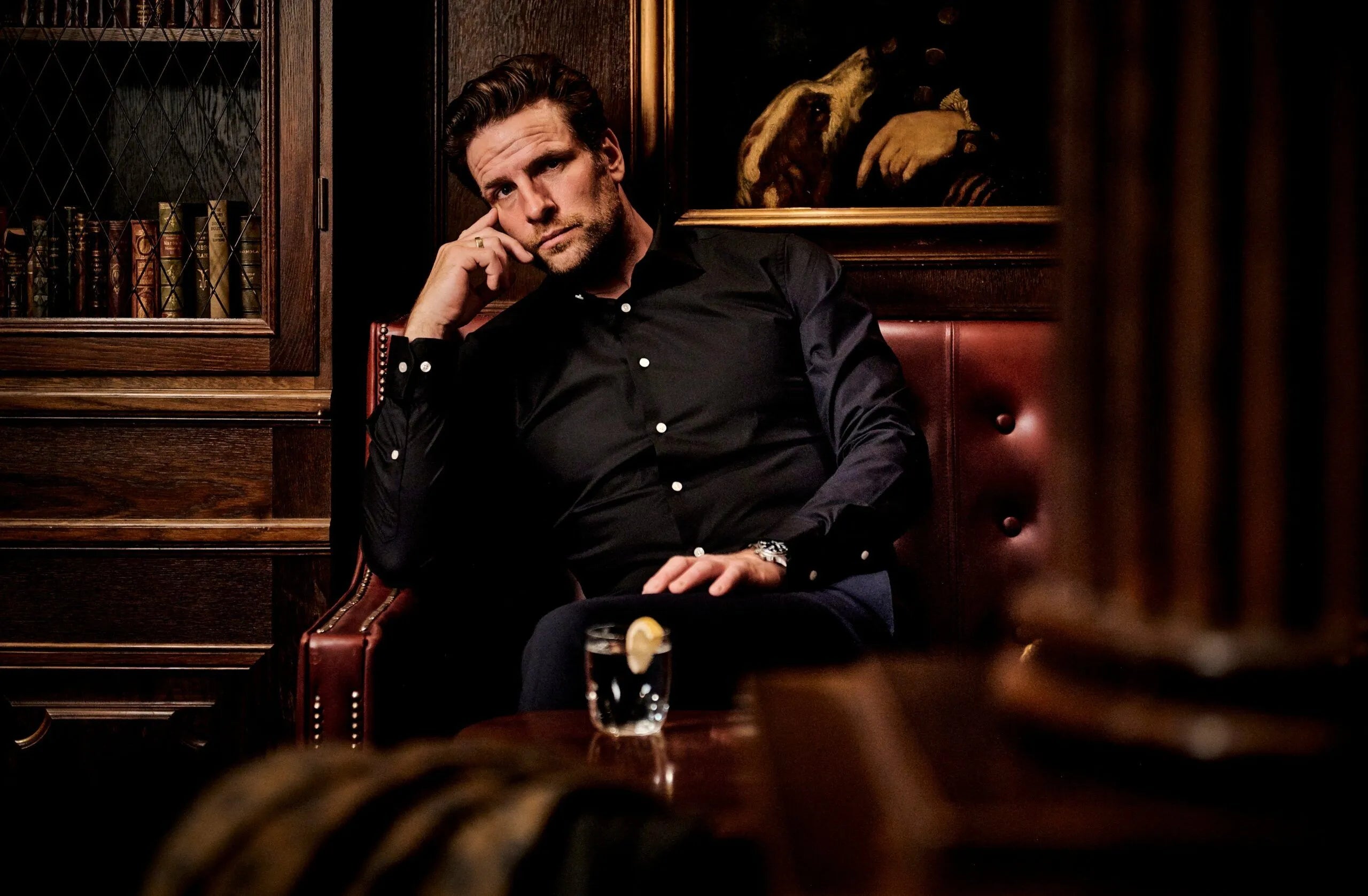 Den sorte skjorte, (hvide knapper) Slim fit