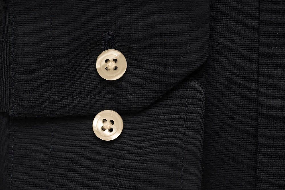 Den sorte skjorte, (hvide knapper) Slim fit