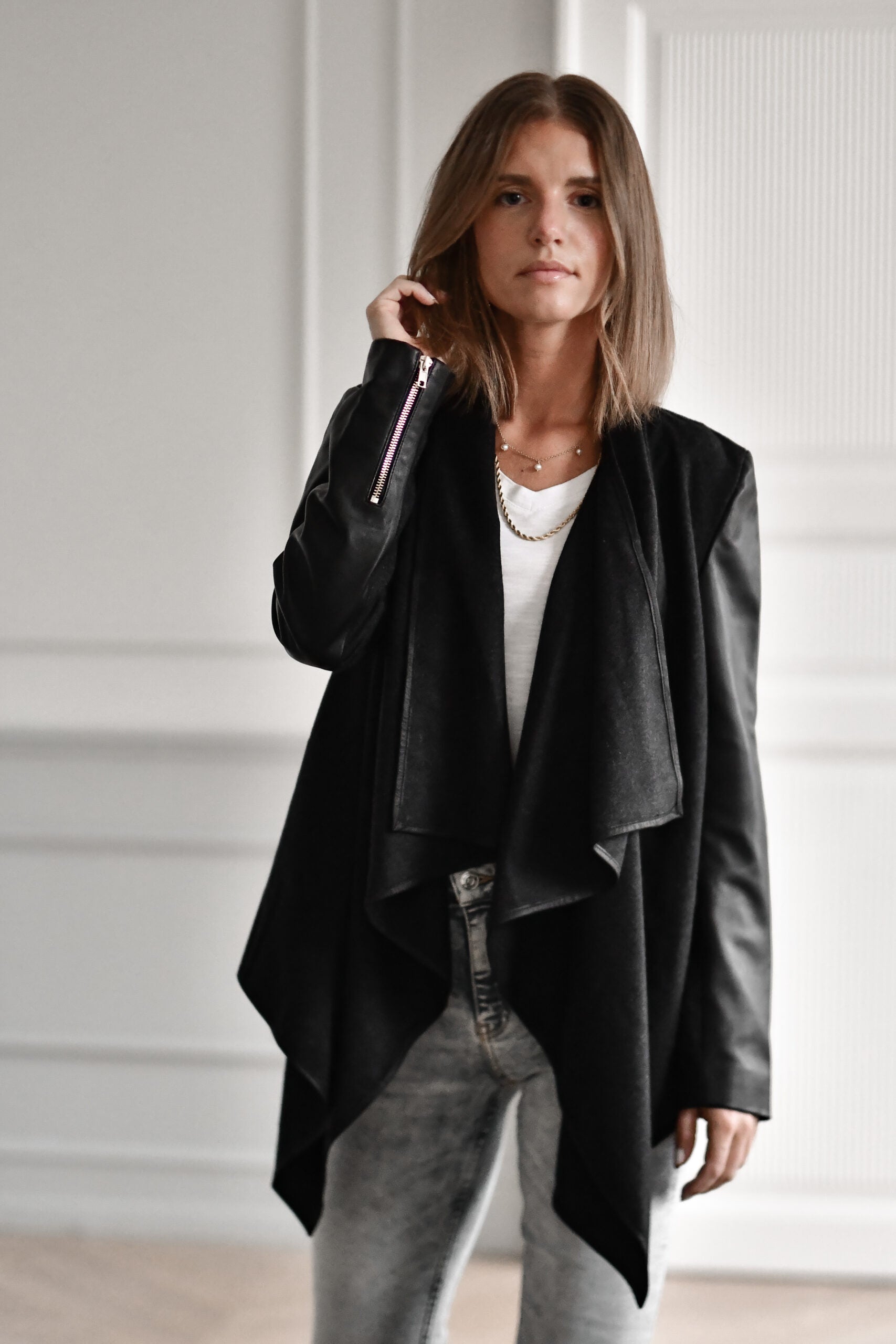 Wool Cardigan w. Leather Sleeves