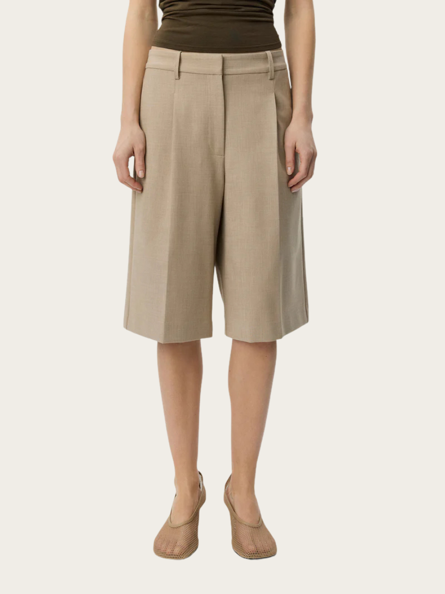 ELSY SUITING SHORTS, LIGHT SAND