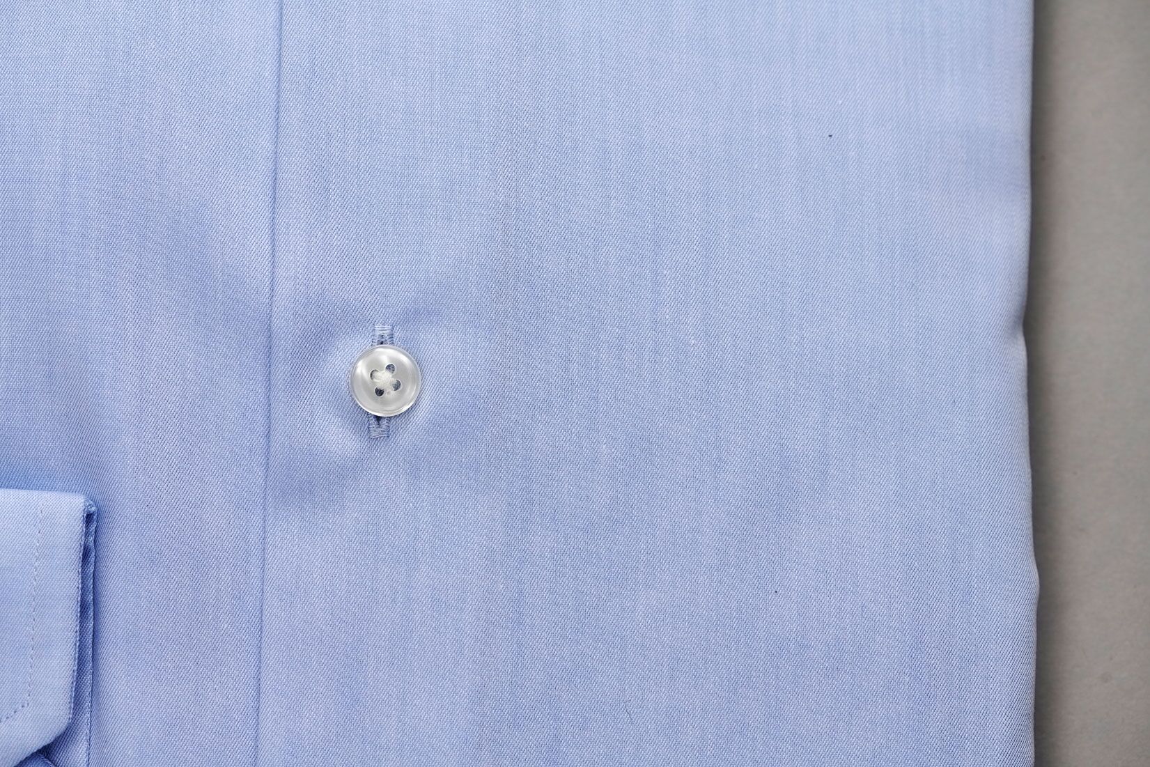 Den lyseblå skjorte, Slim fit