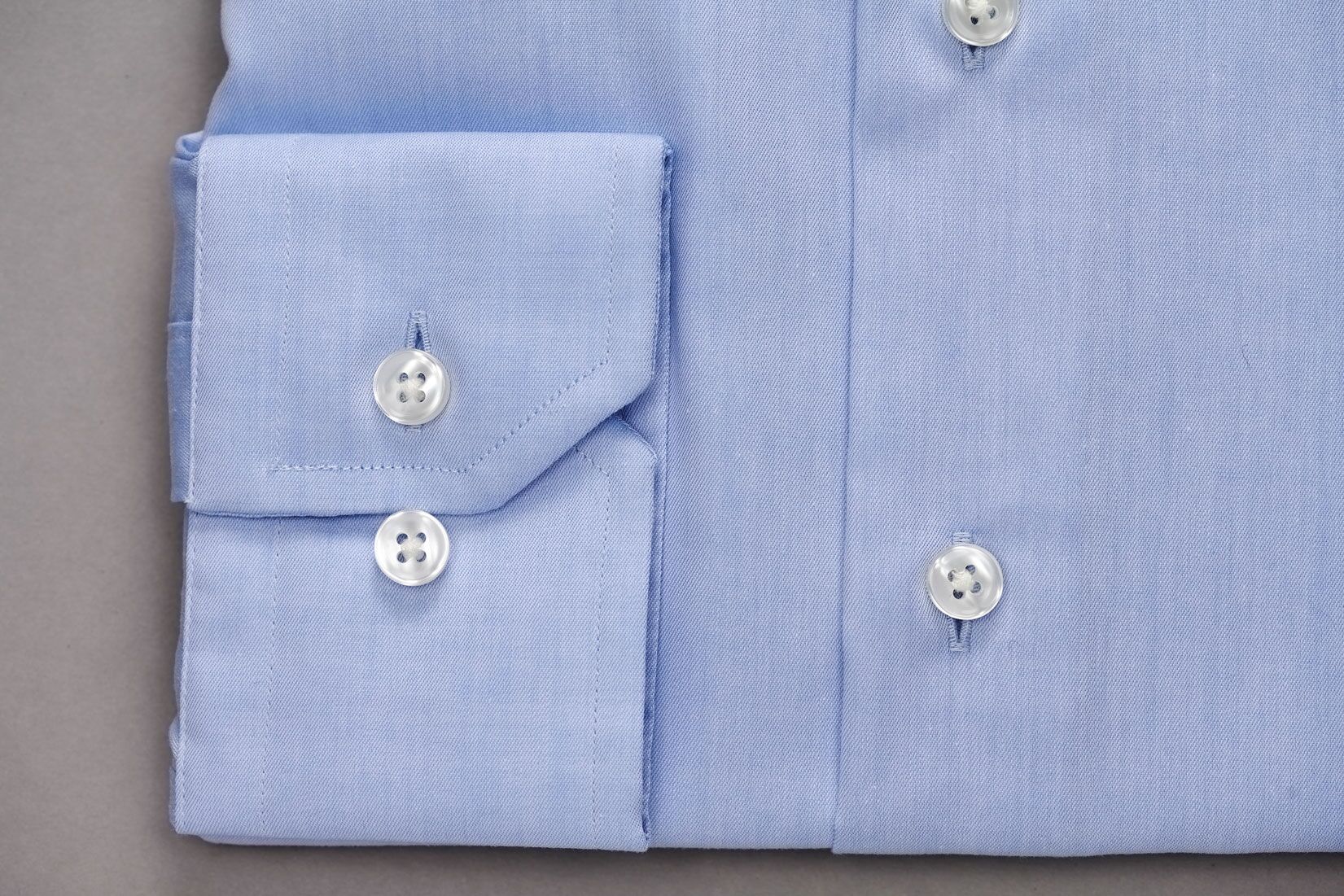 Den lyseblå skjorte, Slim fit