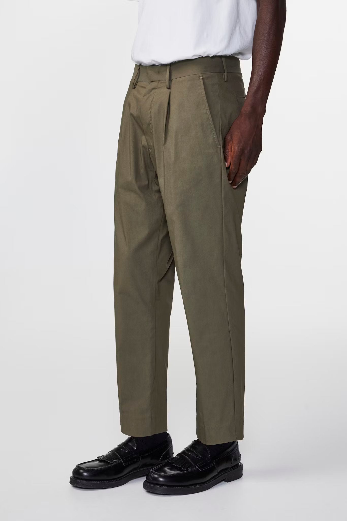 Bill 1680 Trousers, Capers