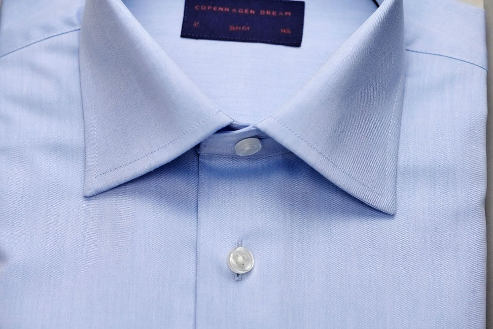 DEN LYSEBLÅ SKJORTE, SLIM, LYSEBLÅ