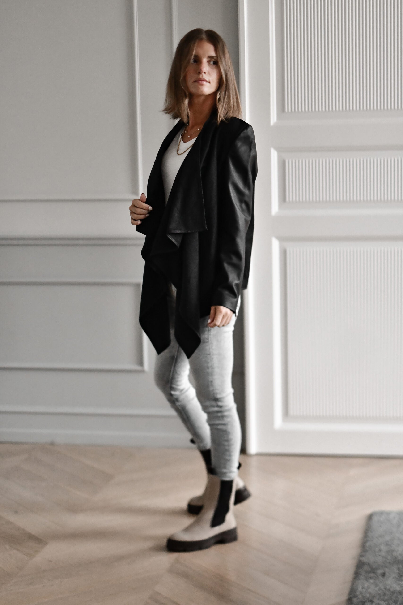 Wool Cardigan w. Leather Sleeves