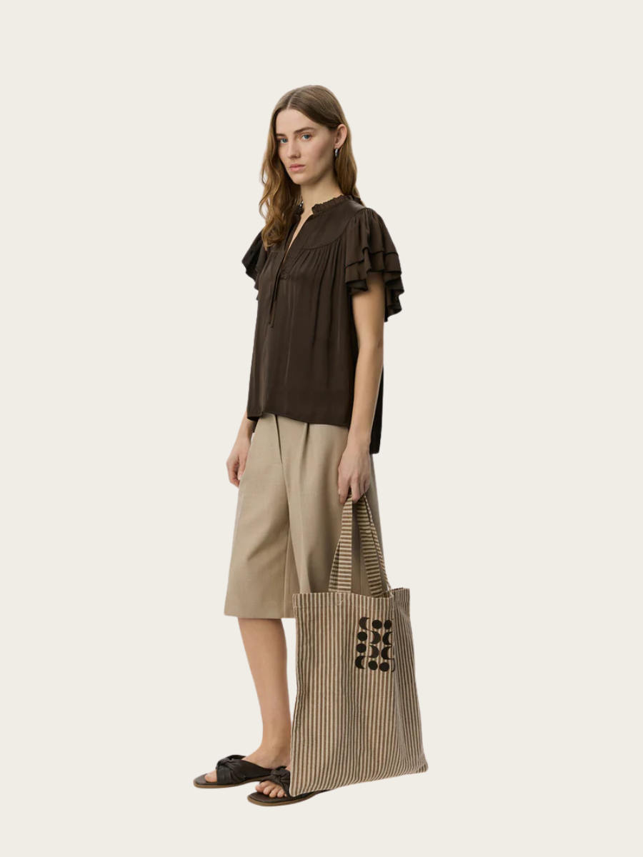 LALILA FRILL TOP, INTENSE BROWN