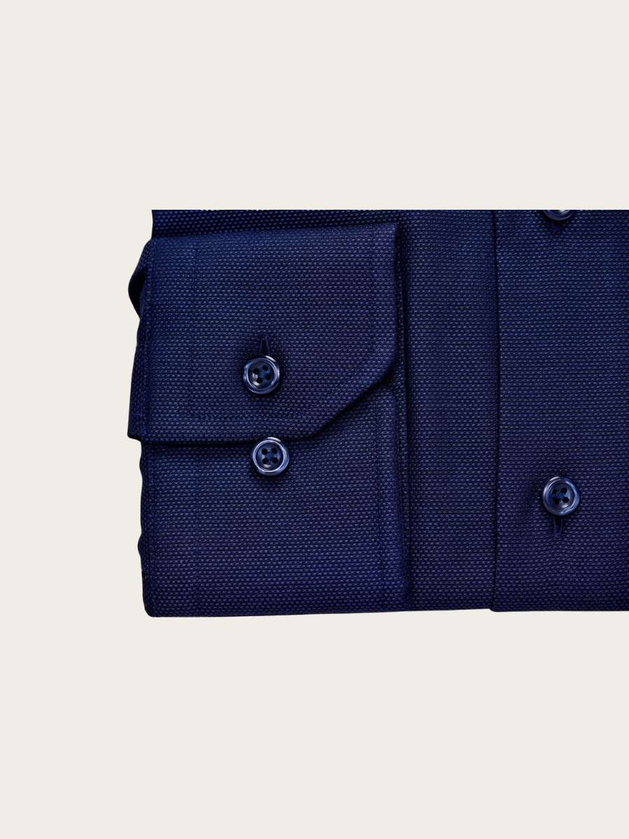DEN NAVY FARVEDE SKJORTE MED STRUKTUR, NAVY