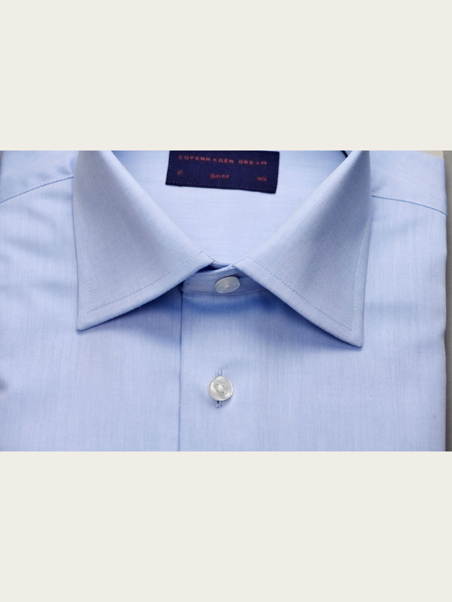 DEN LYSEBLÅ SKJORTE, SLIM FIT, LYSEBLÅ