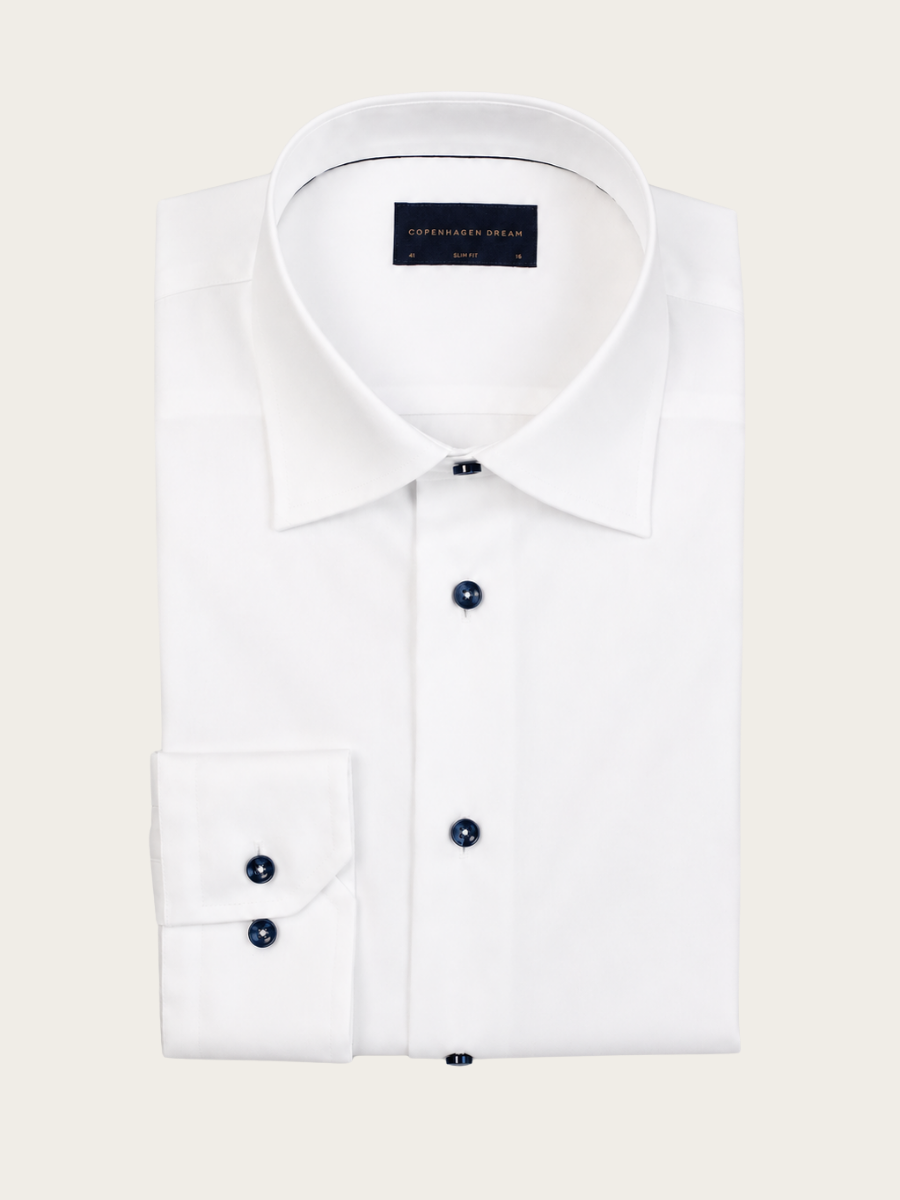 DEN HVIDE SKJORTE MED NAVY KNAPPER, WHITE